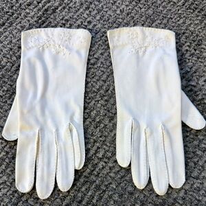 Vintage 1950s White Embroidered Dress Gloves Small Mod Bridal Pinup Cottagecore